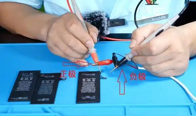 如何区分手机电池的正负极?