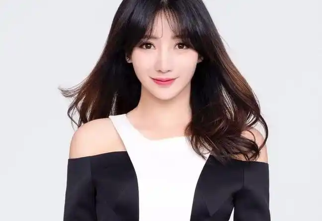 柳岩:追求更有意义的生活 柳岩是一名优秀的演员,她的独立,自强,慷慨