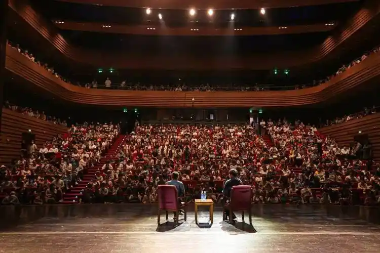 何冰创作分享会现场,从小剧场话剧《赵氏孤儿》的排演出发,与观众分享