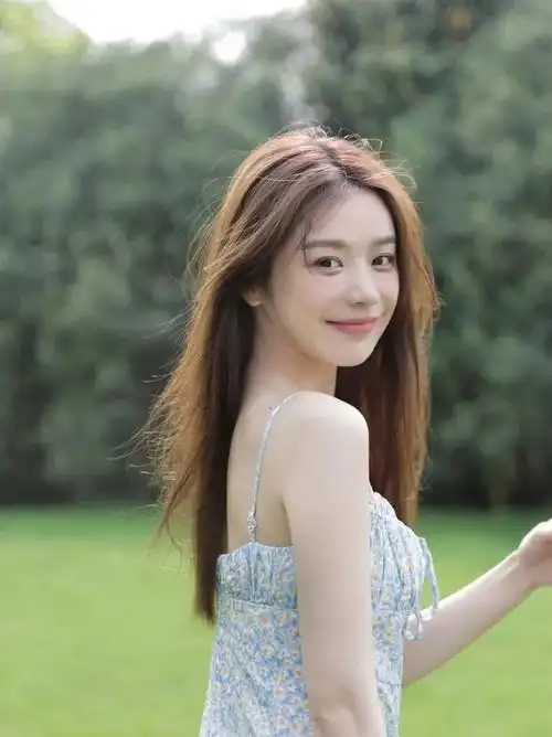 的时候,让自己来一个回头微笑是最自然好看的,这样不止有美丽的侧脸