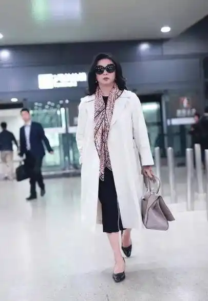 52岁金星终于穿对了黑色v领连衣裙优雅减龄无奈小腿暴露年龄