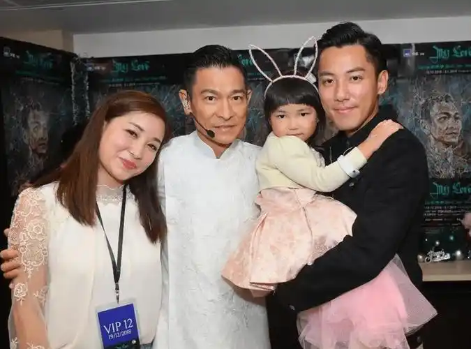 刘德华干儿子官宣三胎,4岁被父母分手,感激老婆给自己了一个家_张颖康