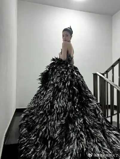 林允黑天鹅##林允羽毛裙