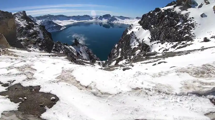 长白山主峰如同月球表面,有游客拍到了百年一遇的极光!