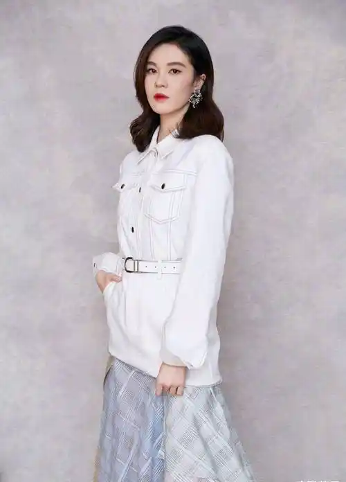 郁可唯不仅把自己的妆容和头发造型处理得很完美,她的穿搭造型更是