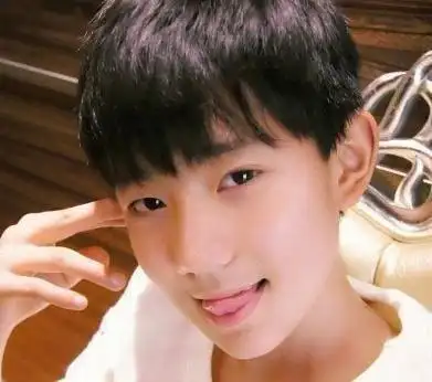 王源13岁就组合出道,早早地习惯了众星捧月的生活却一点也不浮躁,这很