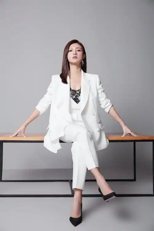 傅晶白色西装写真化身霸道女总裁气场十足