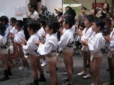 令人汗颜!日本"光屁股节"上街狂跑狂喊