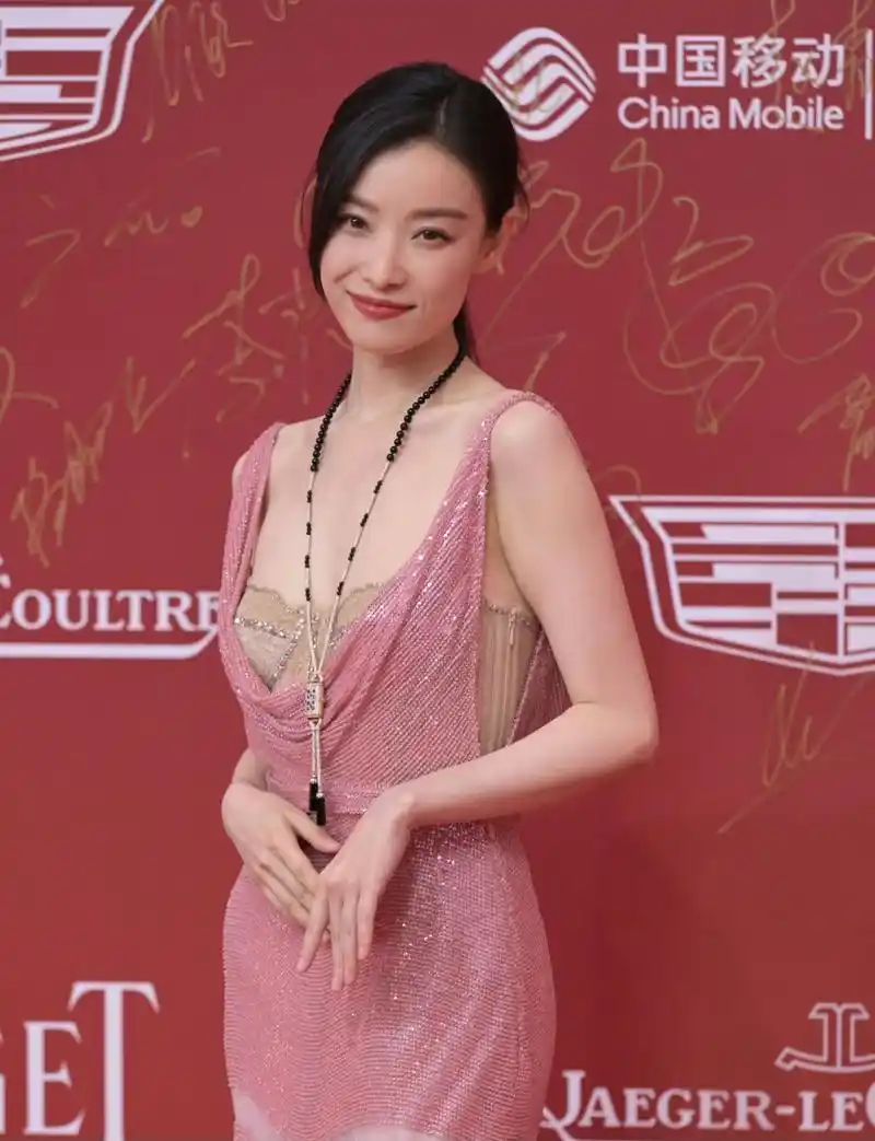 倪妮红毯生图,真的美到闪闪发光啊