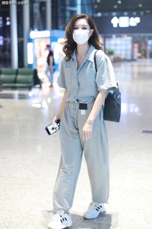 原创郑希怡夏季私服穿搭,身穿灰色运动套装走机场,轻松地美出新高度