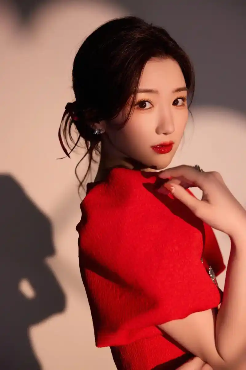 毛晓彤红色短裙造型惊艳:时尚与性感并存,颜值与气质共舞 情人节