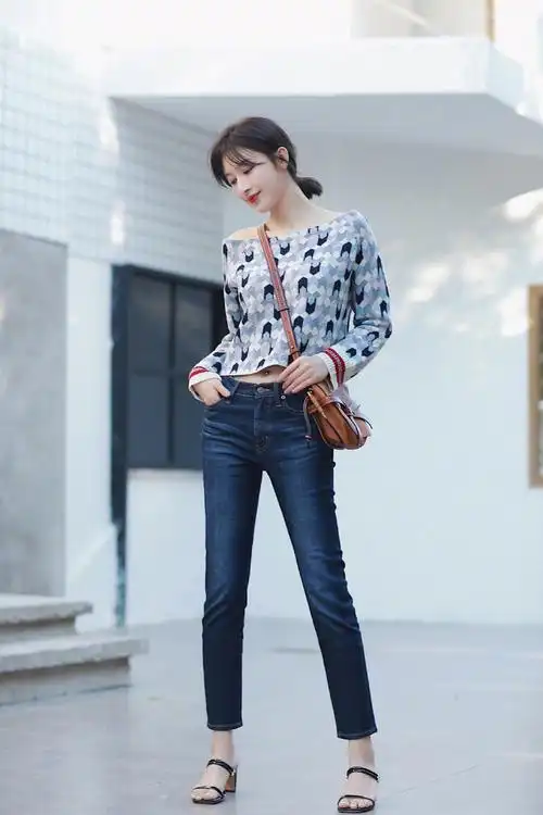 李小萌有点肉穿一字肩上衣很出众,配流苏半身裙,美成初恋女友