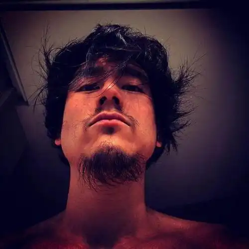 彭于晏近照以邋遢形象示人,胡子拉碴不修边幅,网友感叹像流浪汉