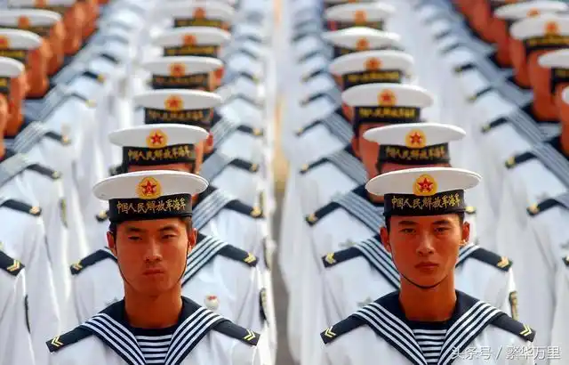 建国60多年的时间里中国海军的水兵帽为何都有飘带