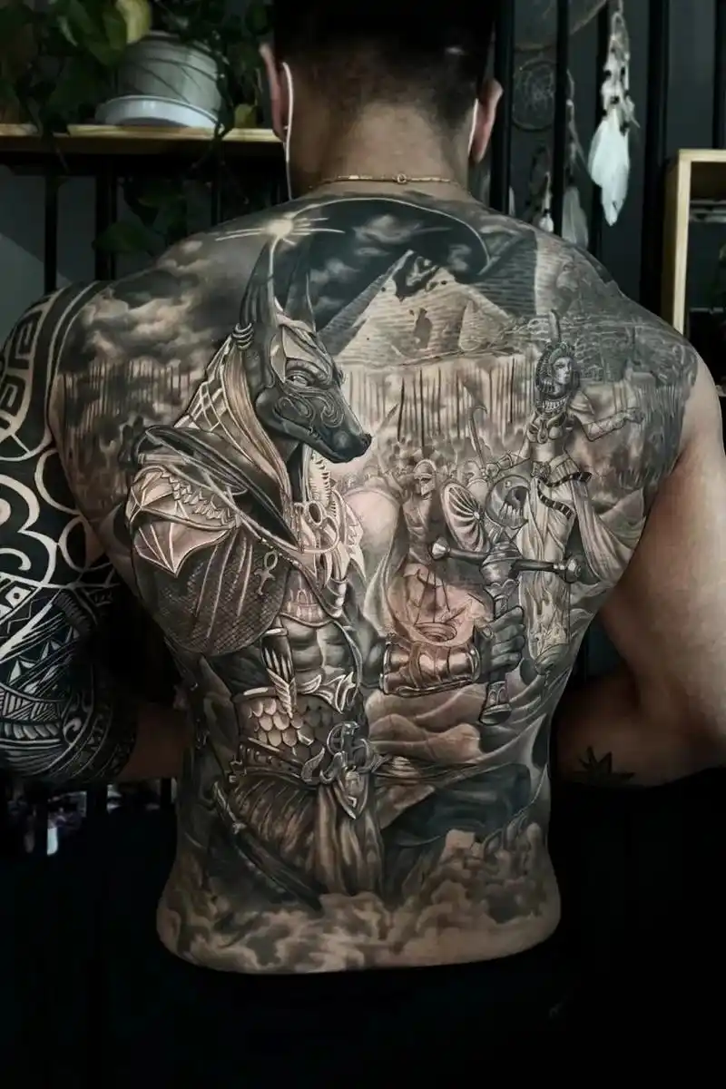 纹人天下 驻店刺青师小伟老师作品#杭州纹身 #满背 #霸气十 - 抖音