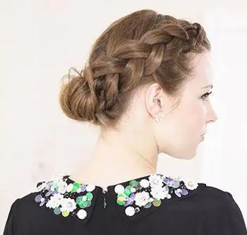 编发的低盘发除了更显气质外,也是很简单好看的款式呢.