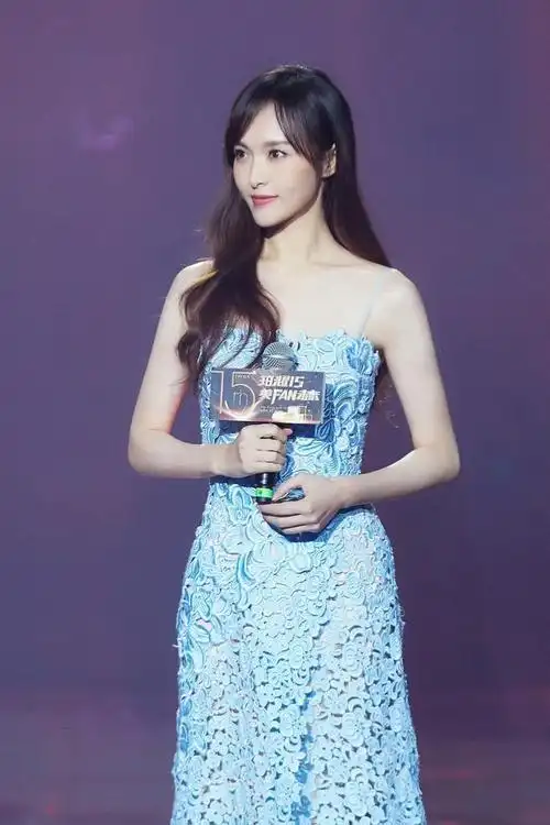 仙剑三美之一的唐嫣,在芭莎晚宴上大放异彩,给85花争了一口气