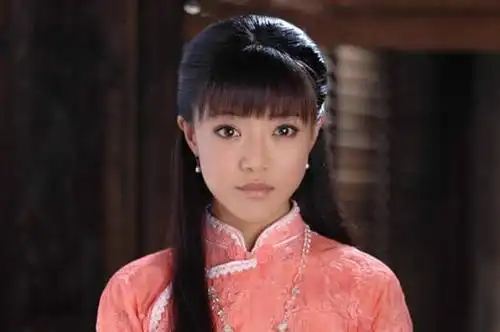 侍剑出自《侠客行》之中,她本是长乐帮帮主石中玉的婢女.