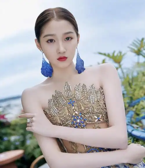 关晓彤红毯造型难得在线,模特身材的她造型为啥总被吐槽?