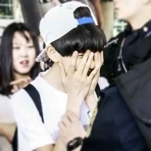 一个姐姐塞烤肠给源儿,源儿捂着脸害羞地说… _ 凯源玺 凯源 王源