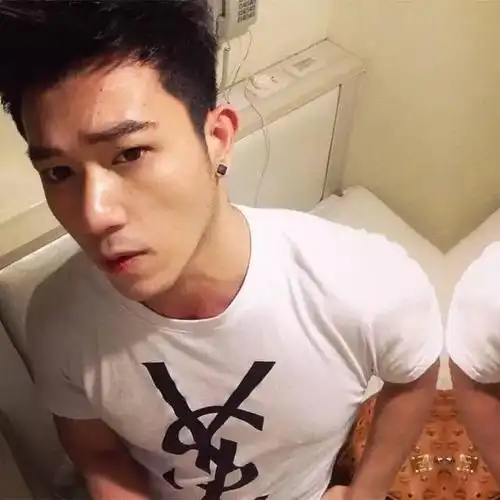 ▼倒觉得他与刘恺威更神似一点与其说像黄景瑜有网友称他为"筋肉版