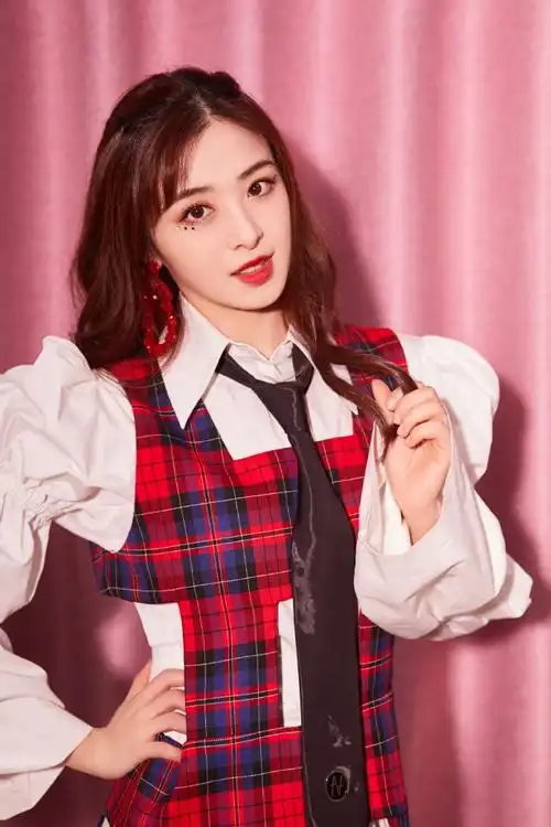 2020-09-18 06:55 近日,张含韵在微博分享一组美照,照片中她身穿豪抖