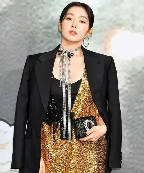 裴珠泫穿西装成大佬,配双丝袜凹出大长腿,小个子别学她!