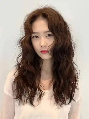 秋季必烫的5款「小卷发」,显脸小显发量!适合所有风格的女生!_发型