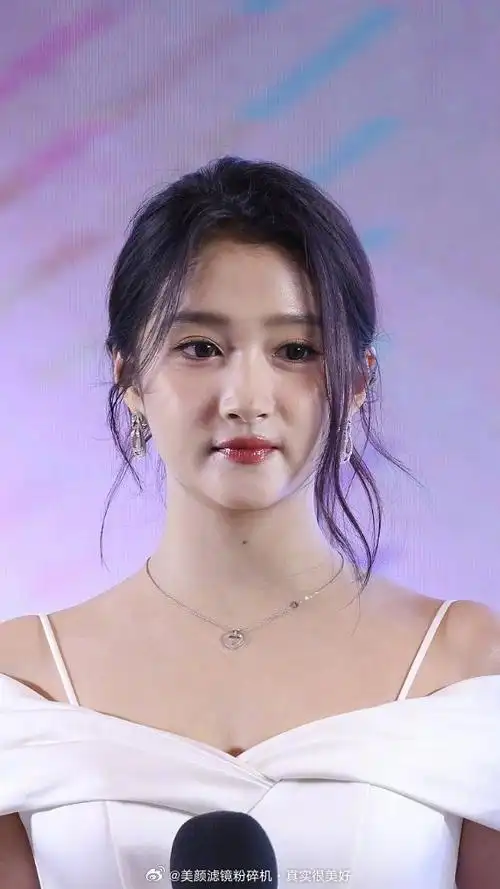 投稿关晓彤今日活动生图cr.视觉中国#关晓彤生图身材比例