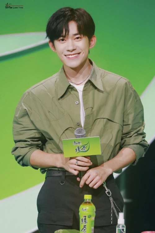 娱乐圈有梨涡的男星,易烊千玺好看,他竟然有四个_手机搜狐网