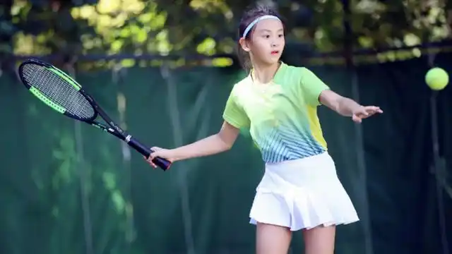 田亮晒女儿森碟打网球照片:这是我闺女,厉害不?