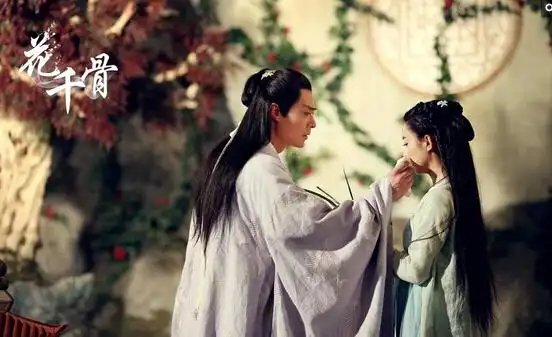 "正如原作中的这句感人词句,电视剧《花千骨》同样围绕两人虐心十足的