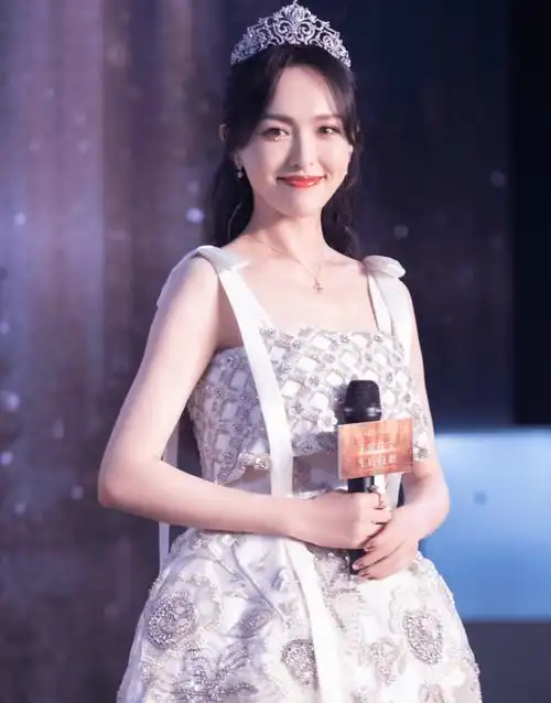 唐嫣现场也透露近况有做一些修复运动,现如今身材已经恢复到了产前的