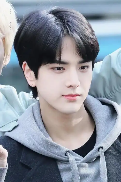 好看的男孩子全留中分了?3个技巧正确驾驭中分发型!