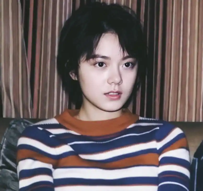 原创《少年派》赵今麦私服太高级!条纹衫配碎短发,气场颜值神似王菲