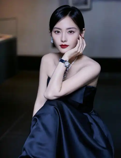 张嘉倪抹胸黑色礼裙魅力性感写真