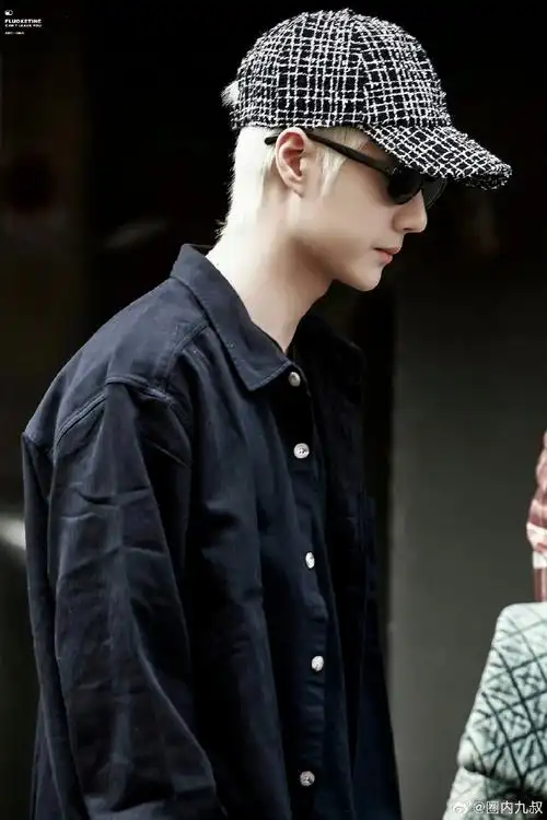 王一博时装周金发#哇哦王一博又染发了~金发帅男街拍剧透拉满期粗值