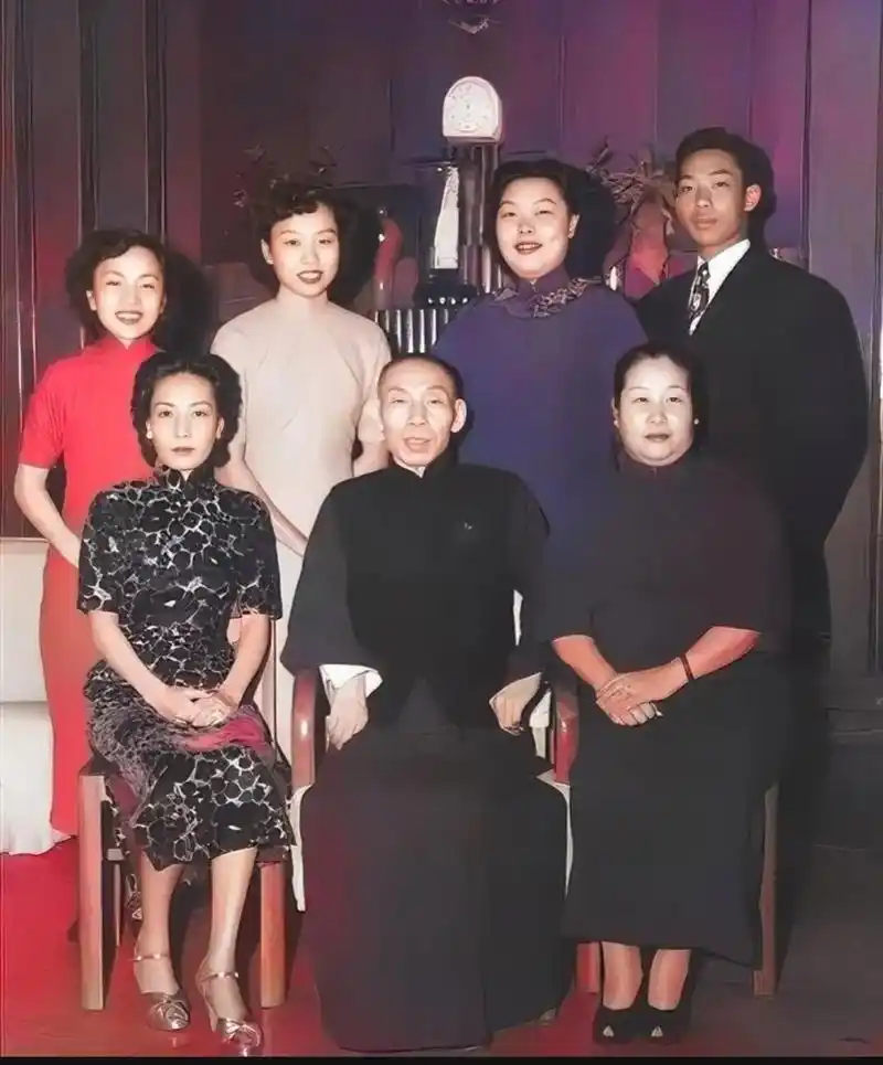 1951年,落魄的杜月笙,一张罕见的合影,此时已经油尽灯枯!