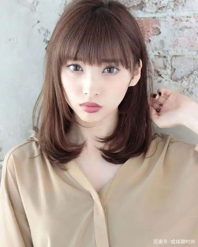 35岁的女人留什么发型显年轻?10款时尚减龄的卷发,时髦又洋气