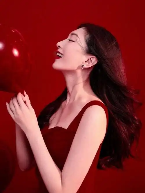 江疏影春晚红色长裙性感无比肤白红唇状态真是绝了