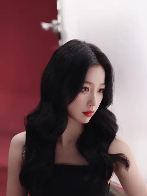 虞书欣红唇卷发花絮照##虞书欣卷发造型七宫格