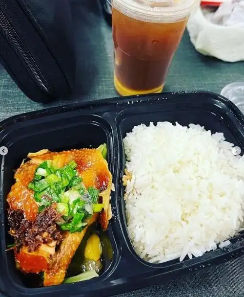 45岁文颂娴时隔两年再拍剧晒剧组盒饭超美味短发造型似20多岁