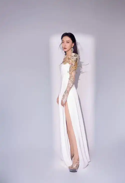 王珞丹再穿12年前龙年春晚礼服