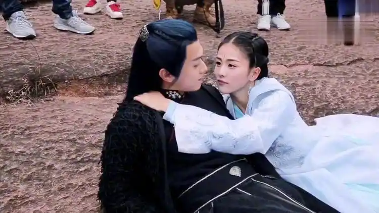 白鹿一把搂住许凯亲吻上去,注意许凯下意识反应!好甜_网易视频