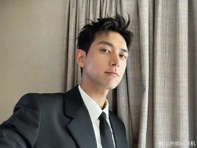 李现嘟嘴自拍#李现晒嘟嘴自拍,好可爱啊! 帅哥营业中!