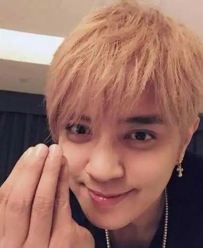 明星都是怎么做比心?千玺弟弟好像孔雀开屏,罗志祥太随意了