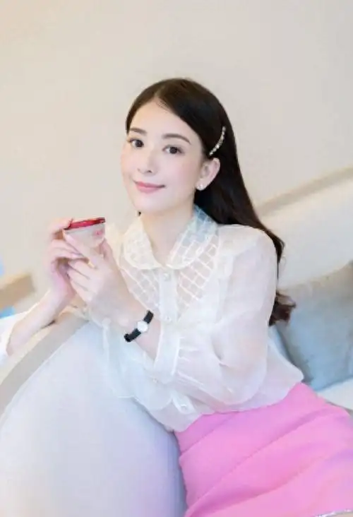 郭富城带小22岁娇妻方媛亮相穿黑白配情侣装比年轻人还恩爱