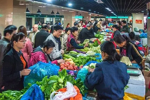 老上海小菜场原来这个样 那时的人们这么买菜