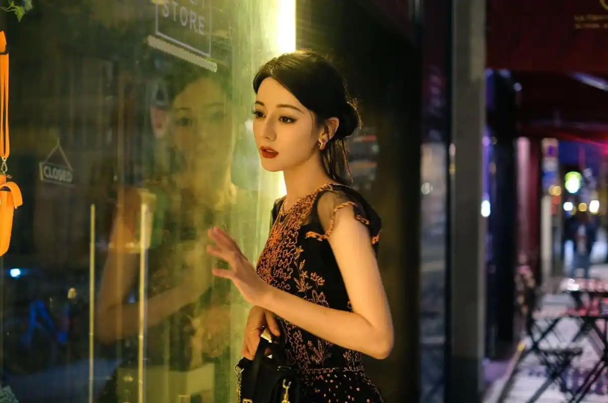 肤白貌美,身材曼妙,性感靓丽的#迪丽热巴# 俏脸时尚,嘟嘴卖萌很妩媚