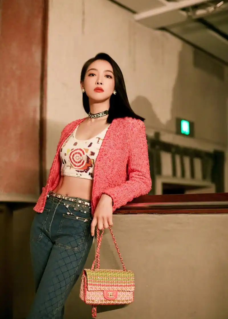 宋茜@宋茜 桃红系穿搭亮眼夺目,慕斯玫瑰短外套高雅大气,腹肌线条